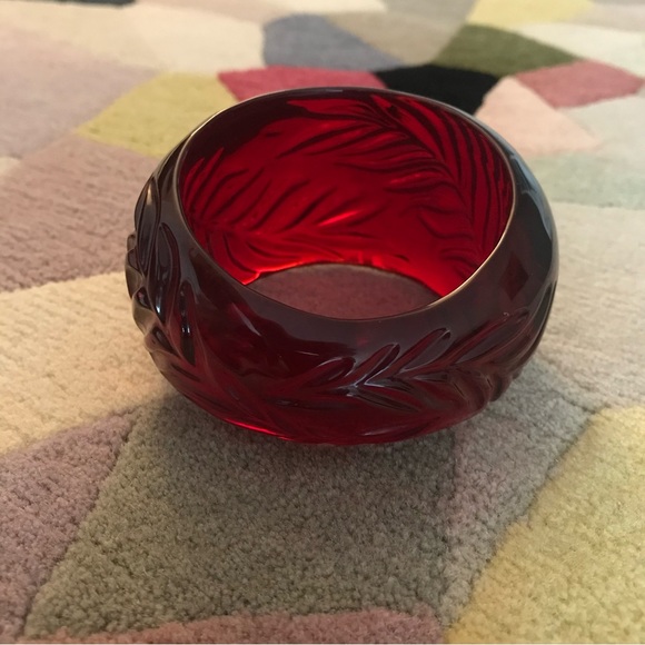 Vintage Transparent Lucite Wide Carved Leaf Bangle - Picture 5 of 16